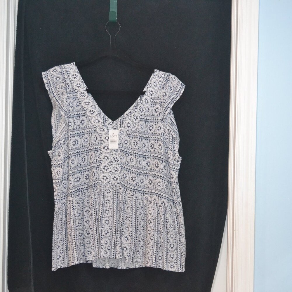 NEW LOFT WOMEN MEDALLION V-NECK FLUTTER SLEEVELESS BLOUSE, SIZE LARGE .